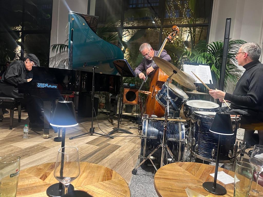 Luis Pardellans Trio concert at Llibreria Byron